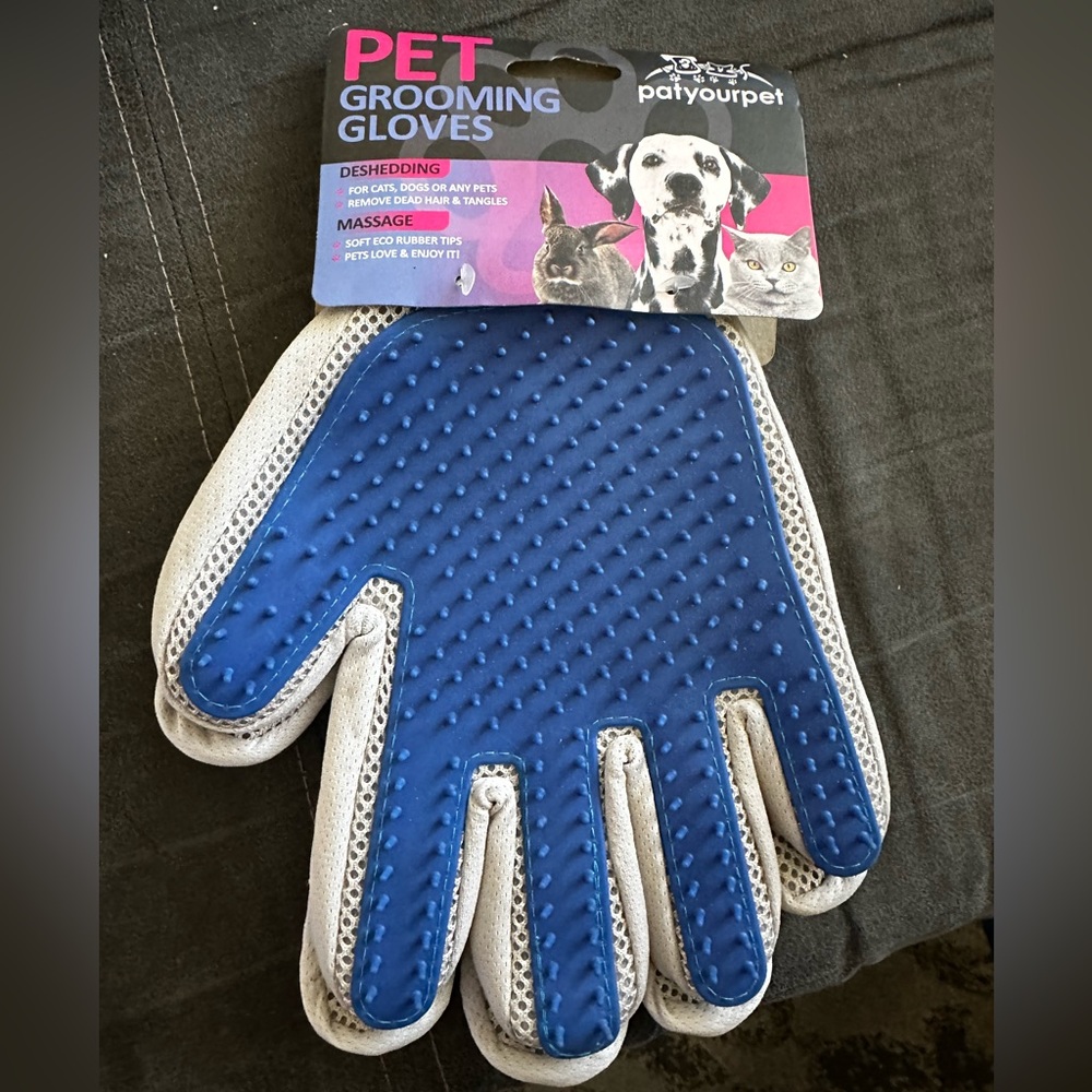 Pet grooming gloves